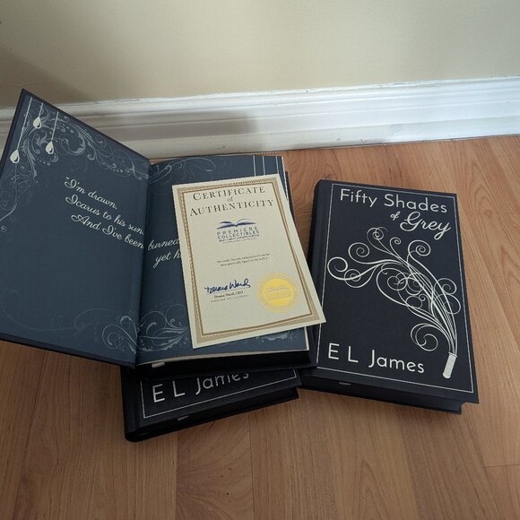 Fifty shades of grey books signed and Anastasia Steele dress - Picture 1 of 6